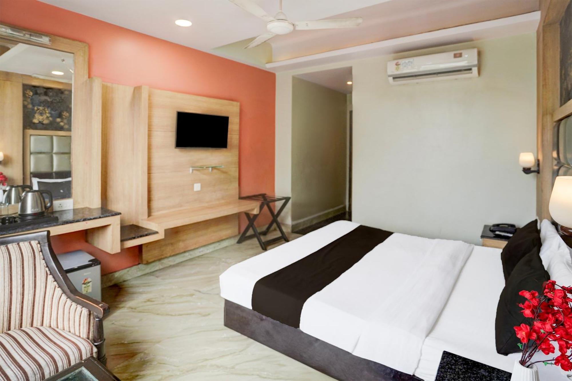 Hotel Super Townhouse Bani Park Formerly Aroma Residency 4*